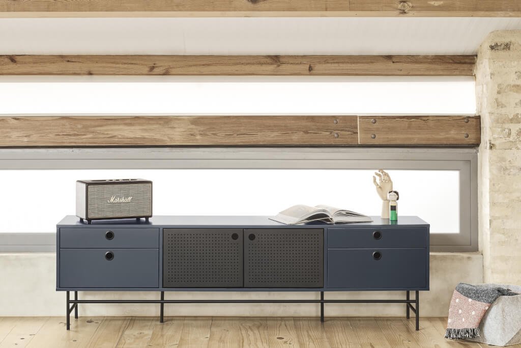 Szafka pod TV z kolekcji „Punto” Bonami pasuje do industrialnych i nowoczesnych wnętrz.