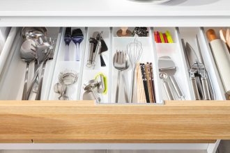 Do aranżacji szuflad „Matrix” od Häfele doskonale sprawdzają się wkłady na sztućce „Ninka Cuisio” z blokami na noże czy miejscem na słoiczki z przyprawami.