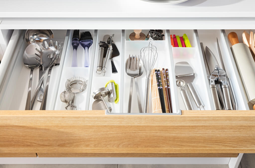 Do aranżacji szuflad „Matrix” od Häfele doskonale sprawdzają się wkłady na sztućce „Ninka Cuisio” z blokami na noże czy miejscem na słoiczki z przyprawami.