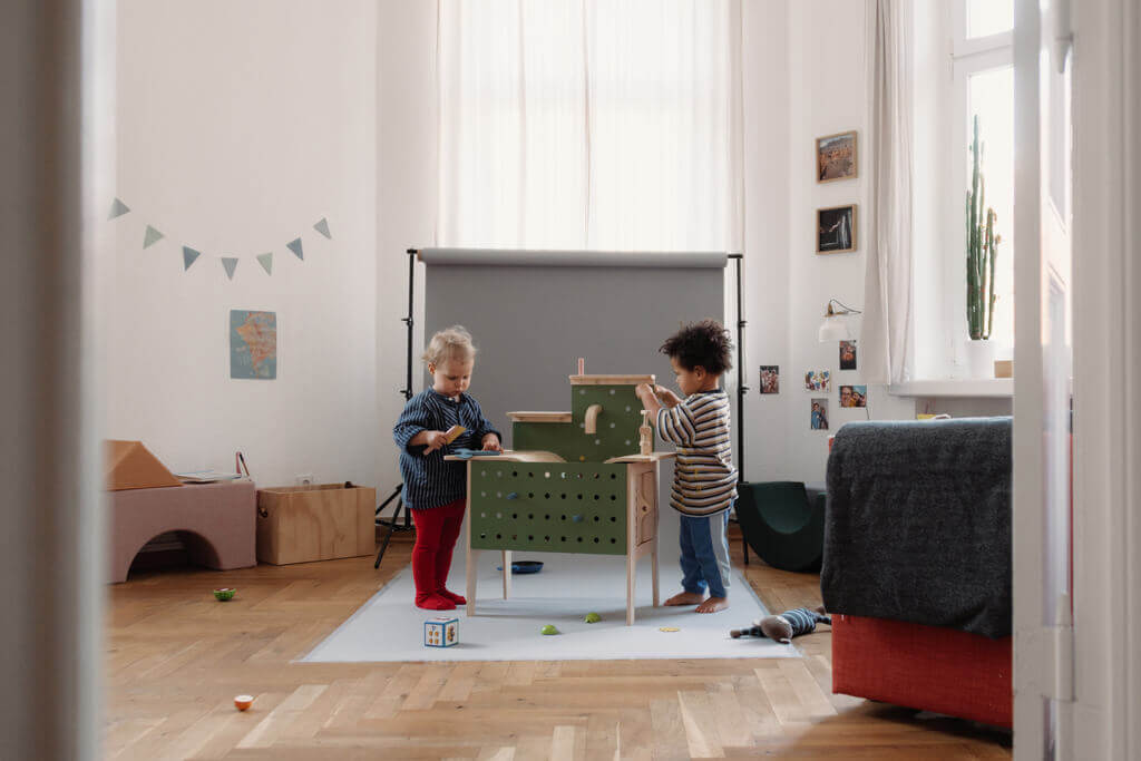 „Werkelküche” Christiny Ochme to stanowisko pracy otwarte dla wszystkich dzieci bez względu na płeć, które umożliwia im zanurzenie się w świecie nieograniczonej stereotypami zabawy.