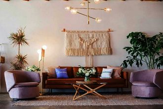 Wnętrze rustykalne z czerwoną kanapą.