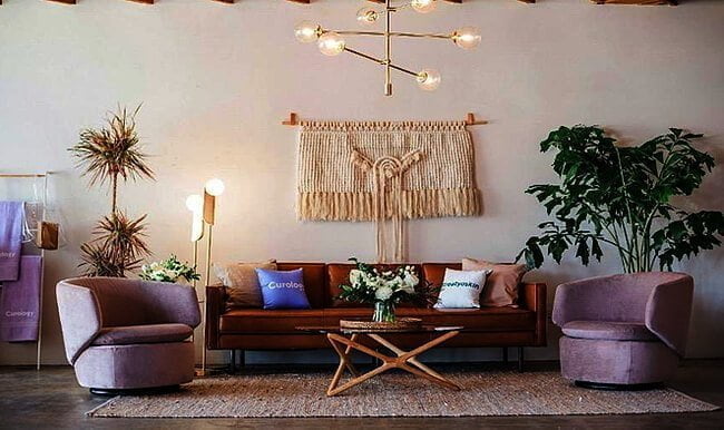 Wnętrze rustykalne z czerwoną kanapą.