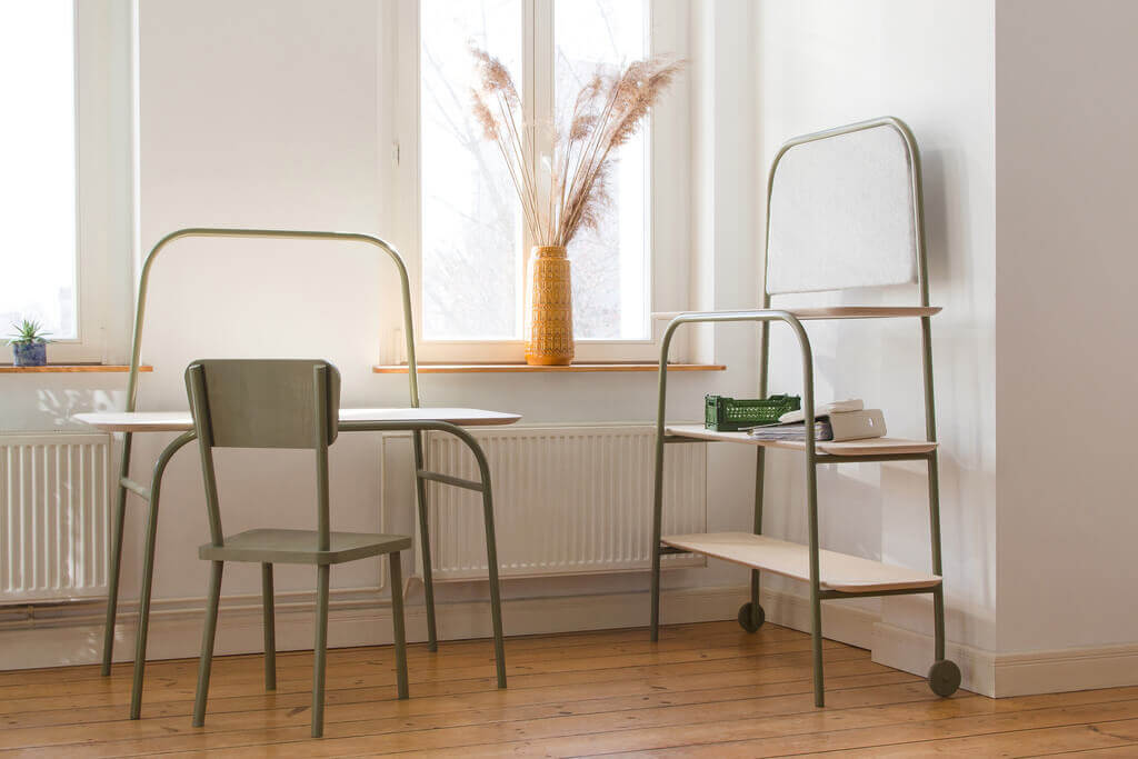 „Huddle" Magdy Dziewit to zestaw mebli zaprojektowany dla przestrzeni biurowych i coworkingowych. Składa się z biurka i regału, który może służyć do przechowywania materiałów i narzędzi oraz jako biurko stojące.