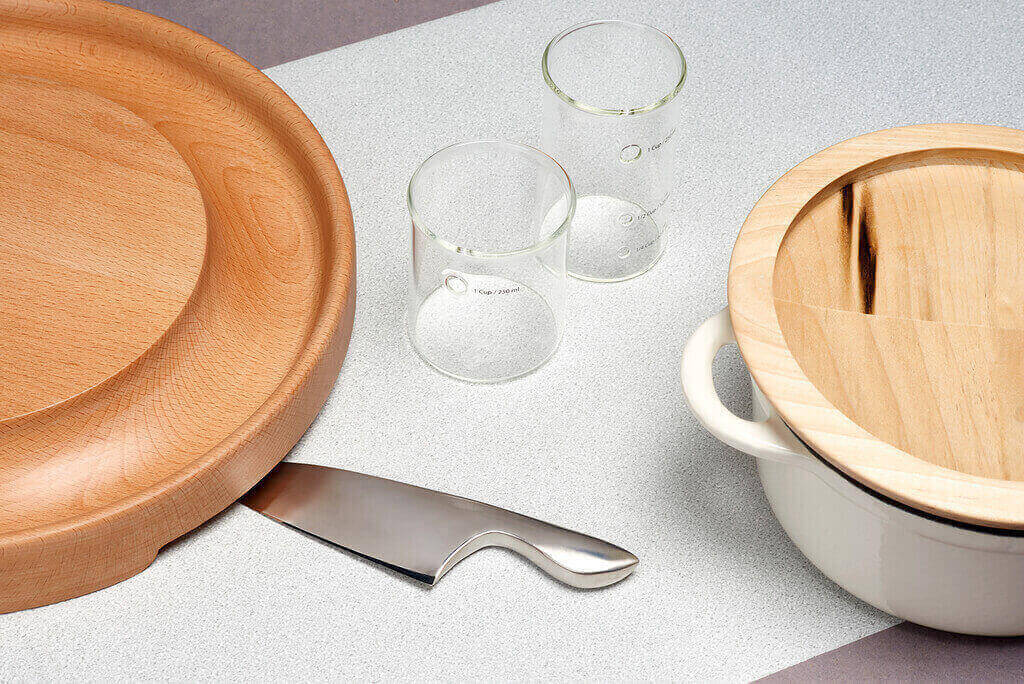 Boey Wang zaprojektował zestaw narzędzi kuchennych „Haptics of Cooking”, aby promować świadomość haptyczną i obnażyć strach przed niewidzeniem i niewiedzą, w jednej z najbardziej niebezpiecznych przestrzeni domowych, czyli w kuchni.