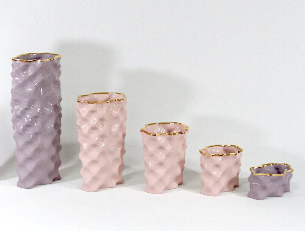 Zestawy porcelanowe „Ø Wave” Joanny Juchnowskiej zostały zaprojektowane z myślą o tworzeniu tylko takich projektów, które nie przyczyniają się do kultury śmieciowej.