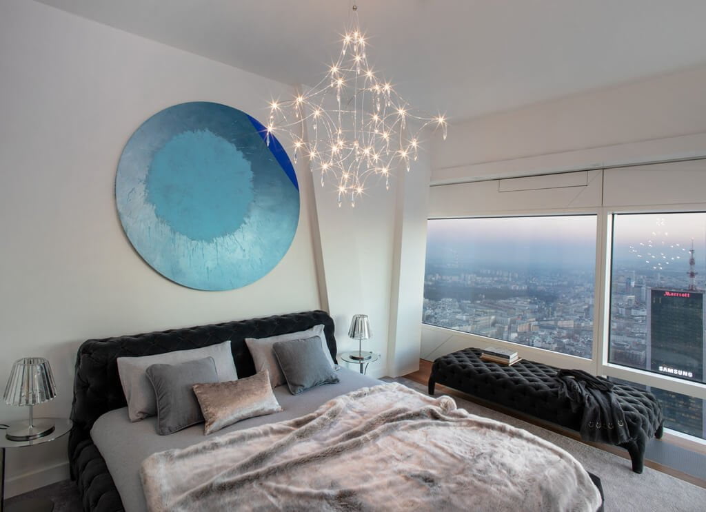 Złota 44 to jeden z najbardziej prestiżowych adresów w stolicy. Wieżowiec projektu Daniela Libeskinda kształtem nawiązuje do skrzydła orła.