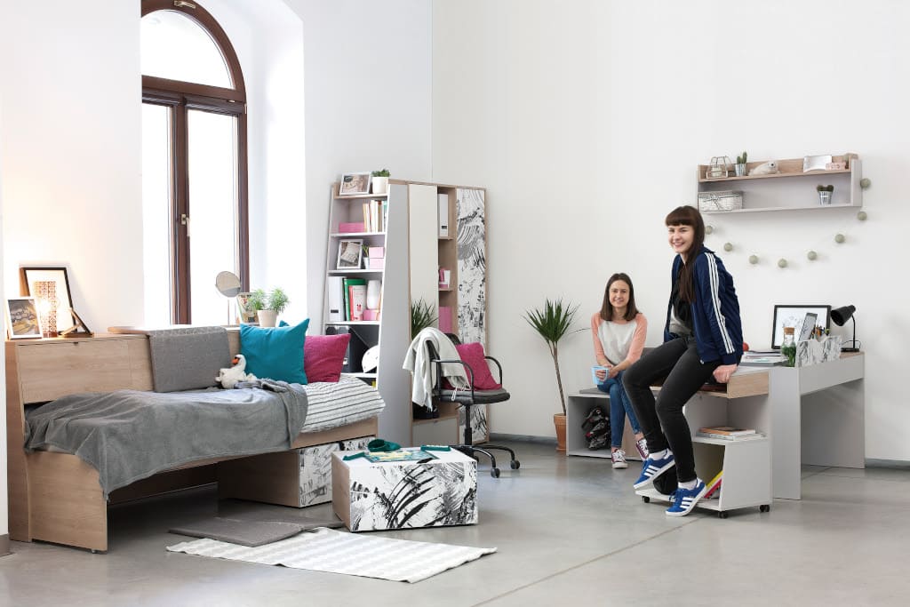 W ramach 16. Edycji PE-P młodzi projektanci koncentrowali się na zagadnieniach stymulowania rozwoju osobistego i kreatywności nastolatków przez formy, wzory, tekstury i barwy.