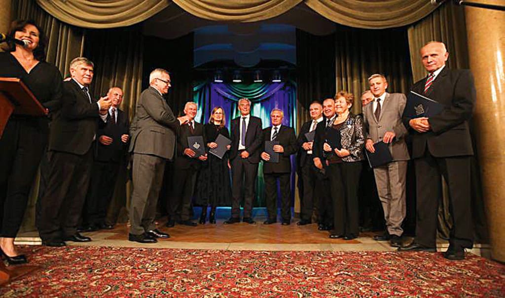 Gala z okazji 25-lecia polskiej transformacji gospodarczej – w środku Anna i Janusz Mikołajczykowie.