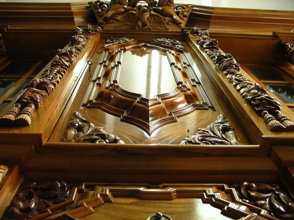 3-drzwiowa biblioteka z firmy Zbigniew Żurawski Meble Gdańskie.