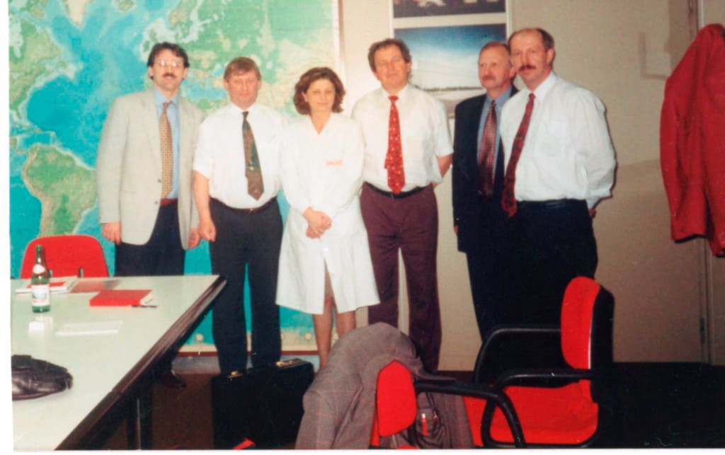 i-portal-branzy-meblarskiej-biznes-meble-pl Andrzej Nowicki, AMI Polska (pierwszy z prawej) z polskim przedsiębiorcami; w środku Silvana Montorfano, dyrektor eksportu Salice, 1995 r.