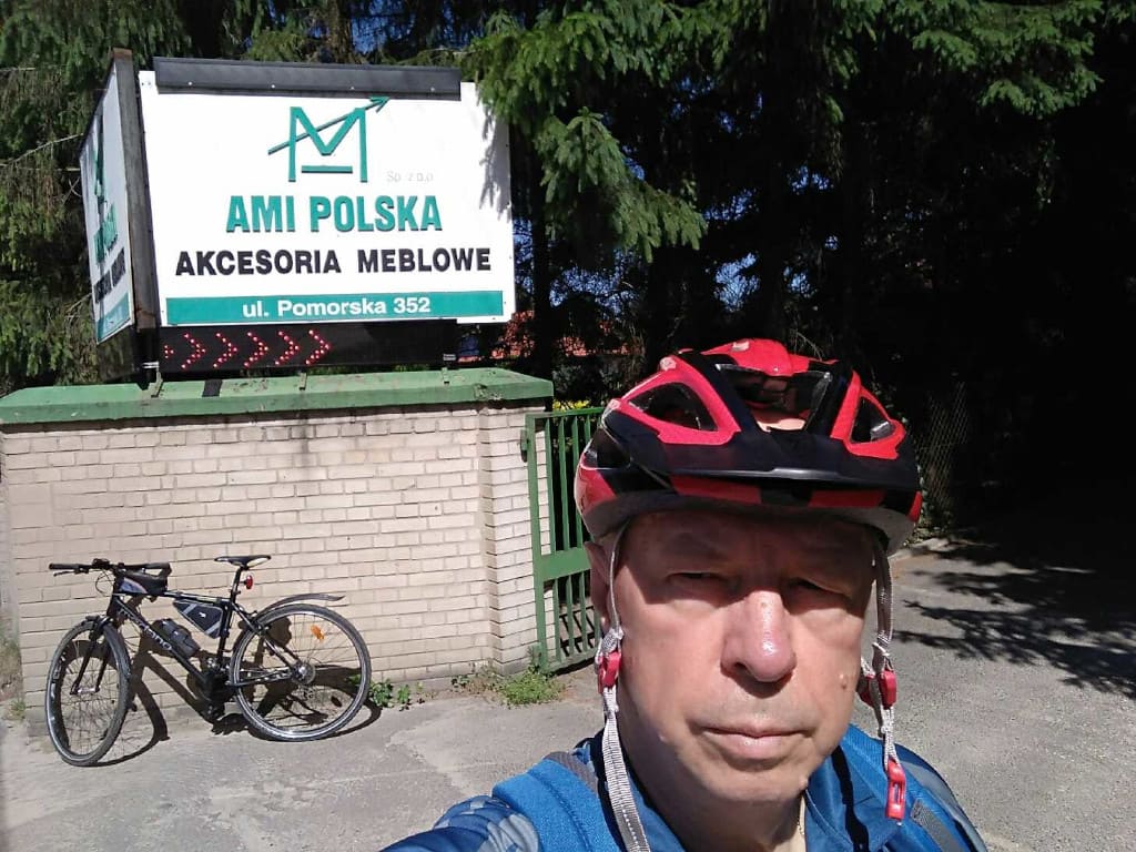 Andrzej Nowicki, przed siedzibą firmy AMI Polska, 2018 r.