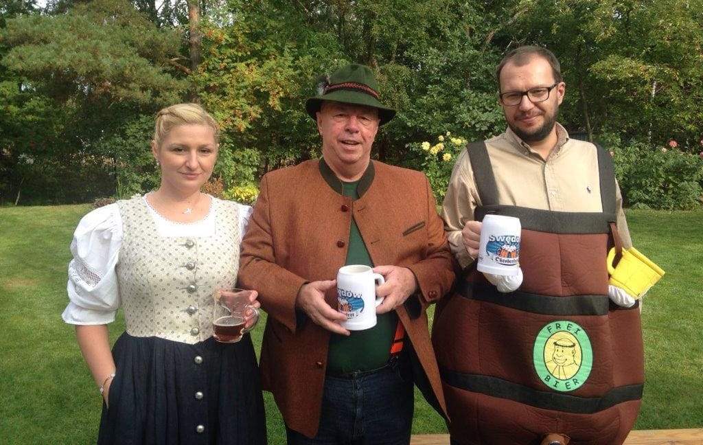 Andrzej Nowicki z dziećmi na „polskim oktoberfest”.