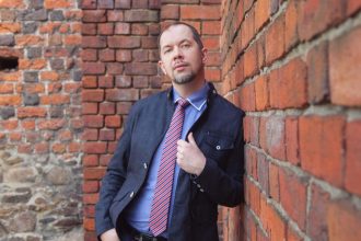 Artur Wasążnik, dyrektor ds. handlu i marketingu firmy Meble Marzenie, autor powieści „Przemienienie”.