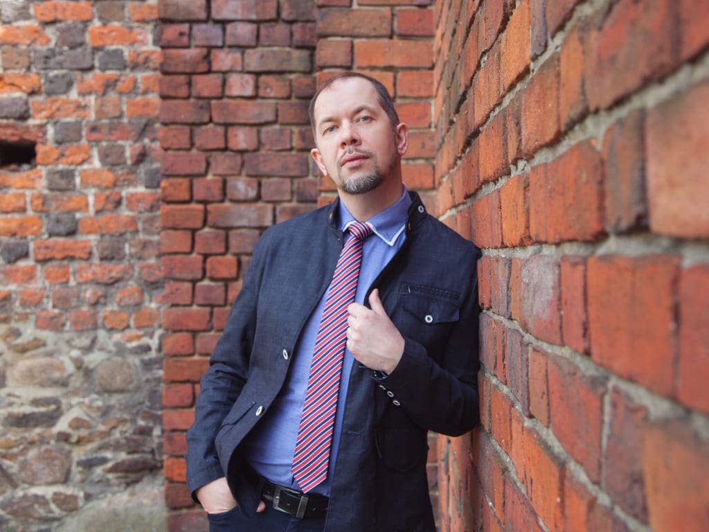 Artur Wasążnik, dyrektor ds. handlu i marketingu firmy Meble Marzenie, autor powieści „Przemienienie”.