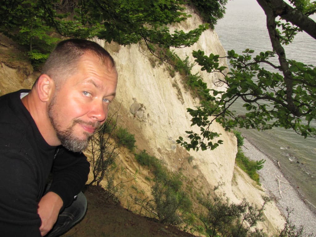 Artur Wasążnik, firma Meble Marzenie, na klifie Rugii.