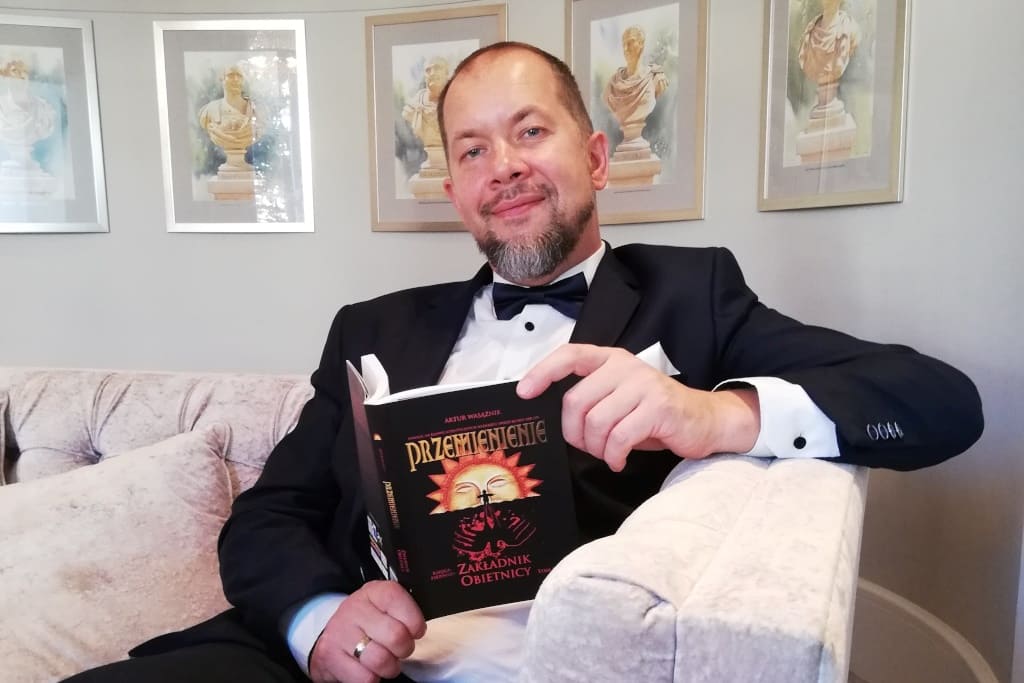 Artur Wasążnik, dyrektor ds. handlu i marketingu firmy Meble Marzenie, autor powieści „Przemienienie”, podczas promocji książki.