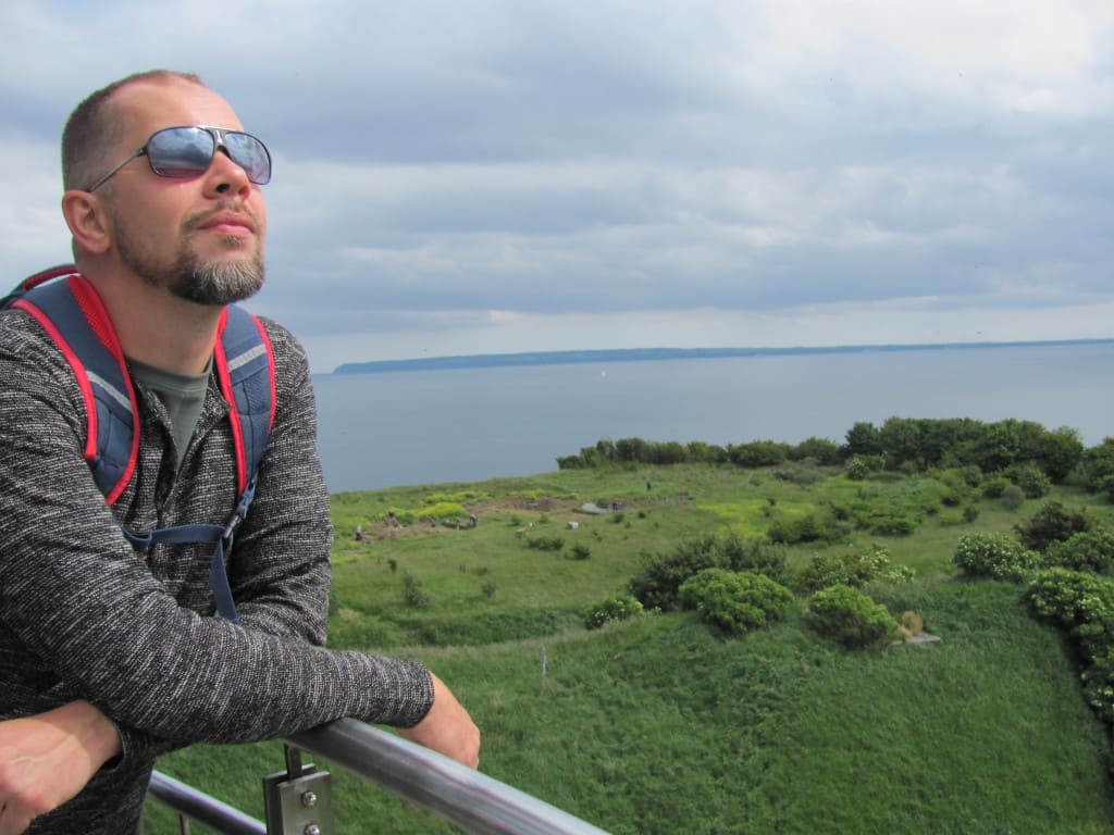 Autor z Arkoną w tle.