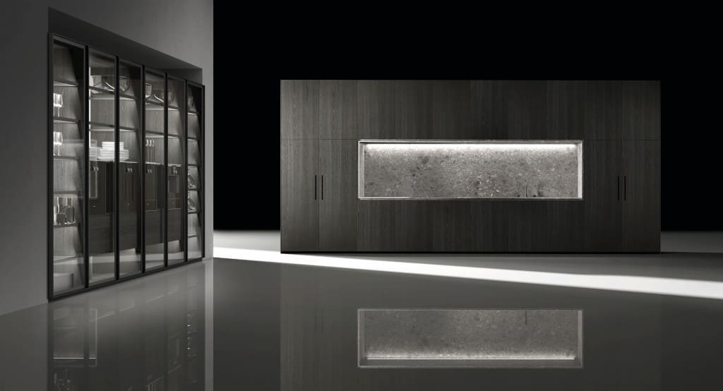 Urządzenia, półki, szuflady i systemy przesuwne drzwi w modelu „Barna Tint Olmo” są tak połączone, że przestrzeń cechują funkcjonalność i ergonomia, która są zawsze obecne w kuchniach hiszpańskiej marki Doca.