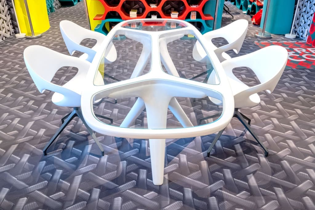 Fragment projektu Mediolańskiego biura prasowego dla Wydawnictwa Interni z września roku 2021. Pokazany jest tutaj biały stół (projekt Przemysław Mac Stopa) wykonany w Michalowie w wyniku współpracy z TMK.