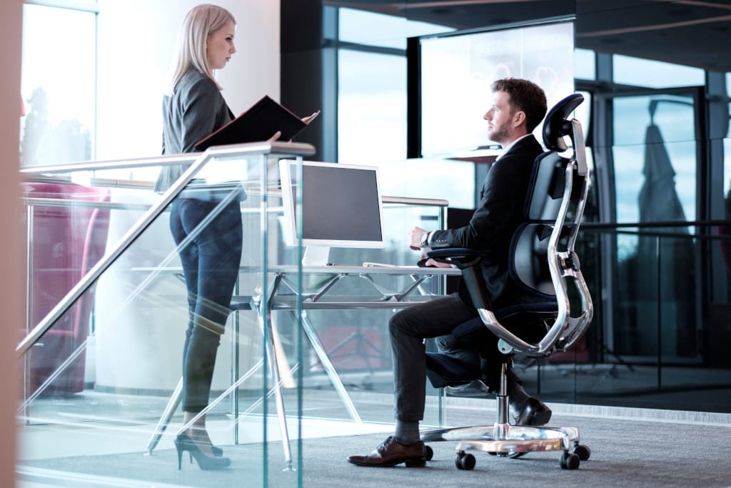 „Blue Bird Hybrid Chair” to pierwszy na świecie w pełni komfortowy fotel biurowy z funkcją klękosiadu.