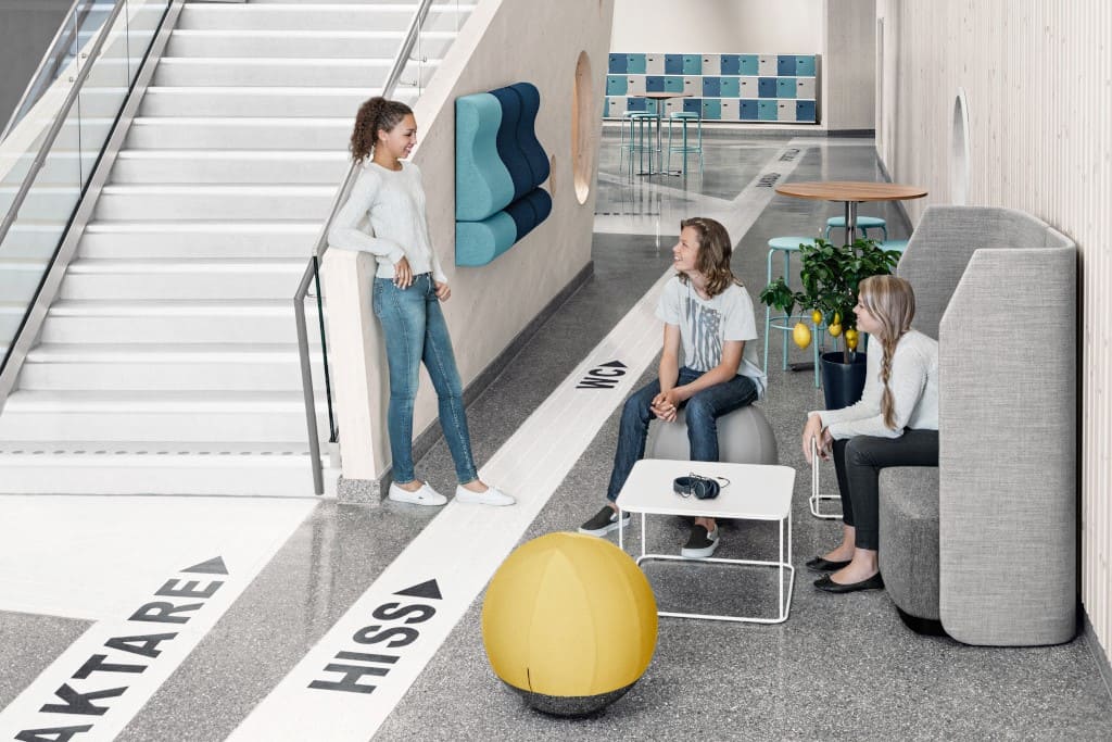 Kuliste siedzisko „Boullée” marki Materia, należącej do Grupy Kinnarps, to wielofunkcyjny produkt łączący cechy ergonomicznej piłki do pilatesu i rzeźbionych mebli tapicerowanych.