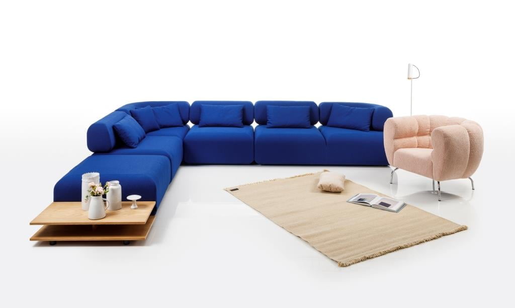 W przypadku mebli tapicerowanych bardzo modne są zaokrąglone kształty. Zdejmowana tapicerka zapewnia długą żywotność tego modelu.