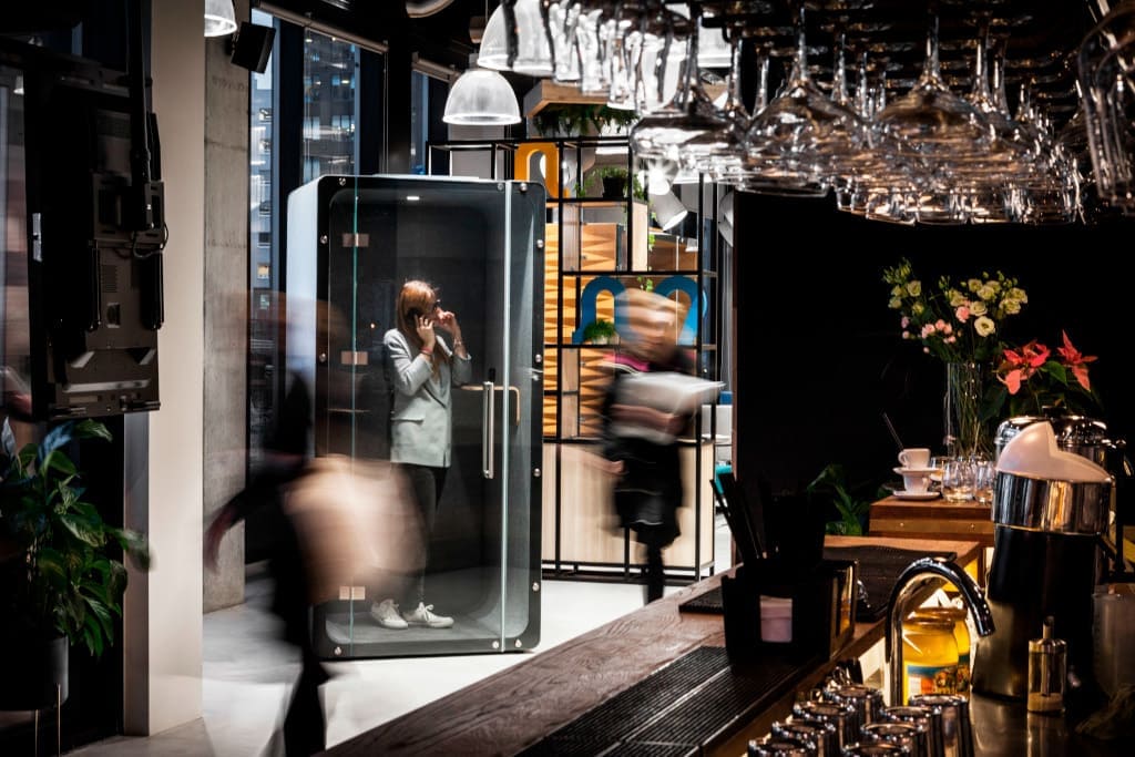 Budka i fotel Vank_Mello marki Vank, którego estetyczny komfort uzyskano dzięki miękkim liniom, pochłaniającym dźwięki materiałom oraz najwyższej jakości tkaninom Synergia, dostępnym w 75 kolorach.