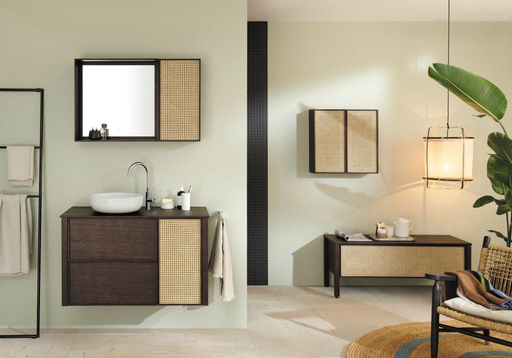 Plecionka wiedeńska, znana głównie z krzeseł czy frontów mebli, teraz tworzy domową atmosferę również w łazience.