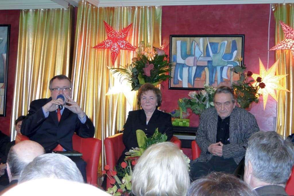 Na początku 2010 r. w Cafe Caroline odbyła się promocja książki Karoliny Witek pt. „Nigdy nie jest za późno”. W spotkaniu wzięli udział Wacław Krupiński (z lewej) i Mieczysław Czuma (z prawej).