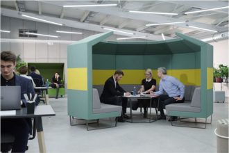 Projektantem „Cave” firmy Bejot jest Dymitr Malcew, polski architekt z multidyscyplinarnym i międzynarodowym doświadczeniem.
