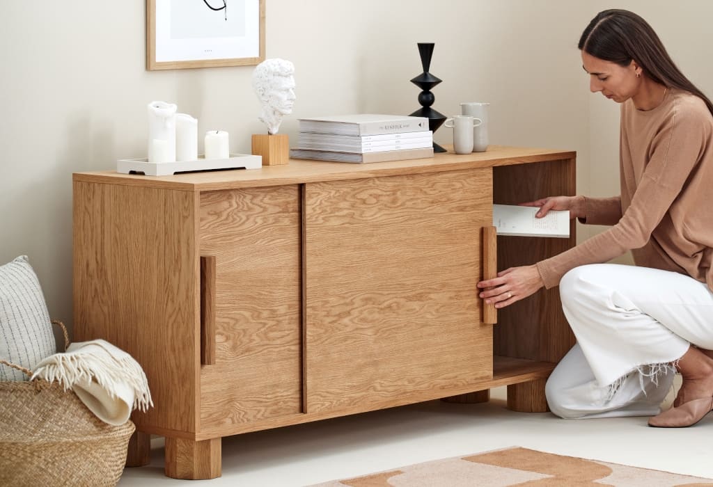 Colonna Sideboard Long od Nudo to dębowa komoda z przesuwanymi drzwiami nawiązująca swoimi elementami do włoskiej architektury.