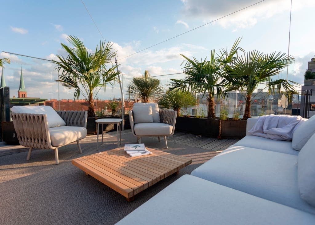 Destilat opracował projekt wnętrz luksusowego penthouse'u o prostej urodzie. Widok z niego rozciąga się ponad dachami Wiednia. Widać z niego Dunaj i Kahlenberg.