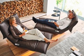 Trendy meblowe na rynku niemieckim na 2023 rok uwzględniają relaks i bazują na naturalnych propozycjach. Na zdjęciu DGM/Koinor.