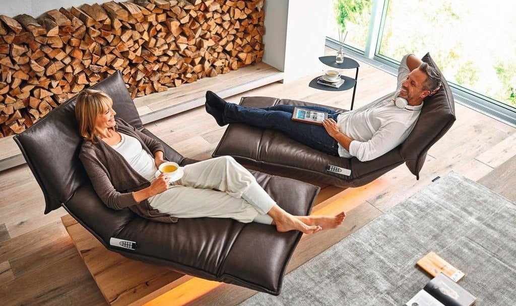 Trendy meblowe na rynku niemieckim na 2023 rok uwzględniają relaks i bazują na naturalnych propozycjach. Na zdjęciu DGM/Koinor.