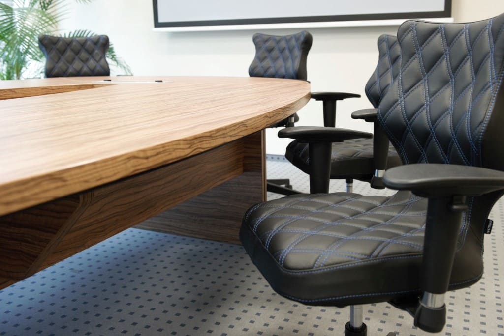 „Dobre Krzesła” wypełniają klasy szkolne, korytarze, gabinety i aule. To najmłodsi od lat testują produkty firmy Entelo i już po roku użytkowania „Dobrych Krzeseł” udokumentowano znaczną poprawę postaw u dzieci.