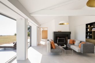 W tym domu przestrzeń życiowa odsłania się poprzez widoki, które zmieniają się wraz z wiatrem i pływami, jak żywa i oddychająca pocztówka.