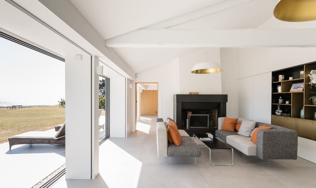 W tym domu przestrzeń życiowa odsłania się poprzez widoki, które zmieniają się wraz z wiatrem i pływami, jak żywa i oddychająca pocztówka.