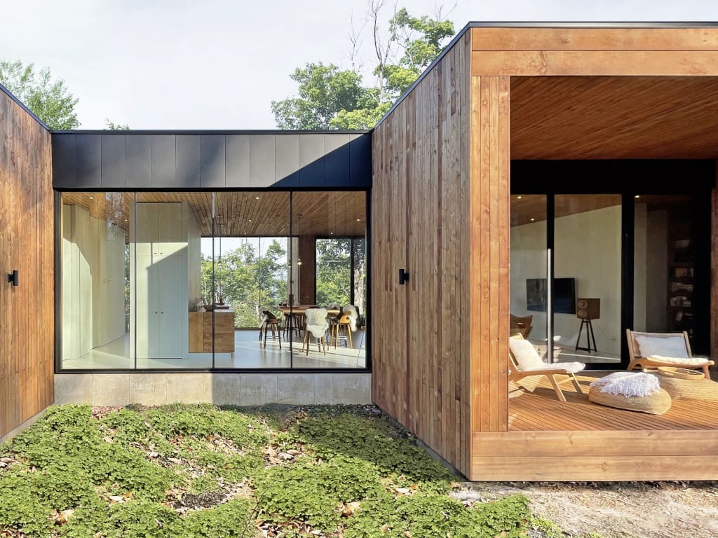 W celu urozmaicenia widoków na teren zalesiony, dom posadowiono na zboczu terenu. Orientacja pozwala również na przyjemne chwile, takie jak wschody i zachody słońca.