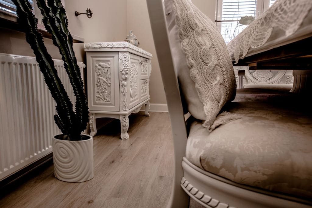 Drewniana komoda z oferty firmy MebS nawiązuje do stylu gdańskiego, ale wprawne oko dostrzeże w niej również ukłon w stronę innych stylów historycznych, mocno zmodyfikowanych przez snycerzy pracowni.