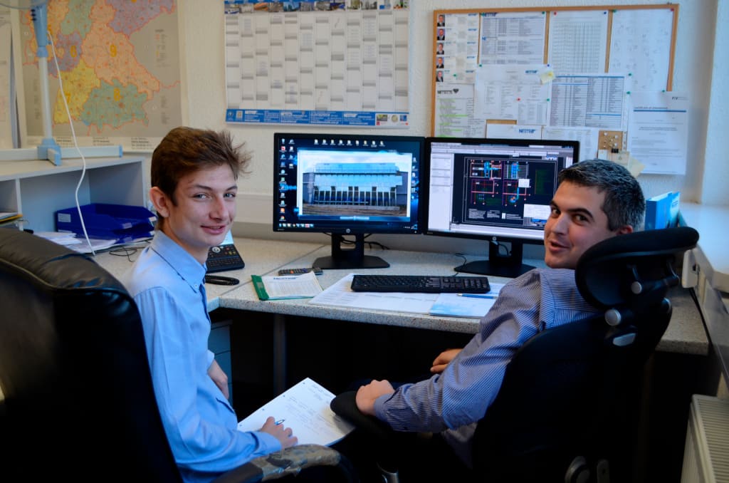 Dzień Odkrywców Zawodów w Nestro. Na zdjęciu projektant-planista Faustyn Sowa i uczeń Bartek Helios podczas pracy na AutoCad.