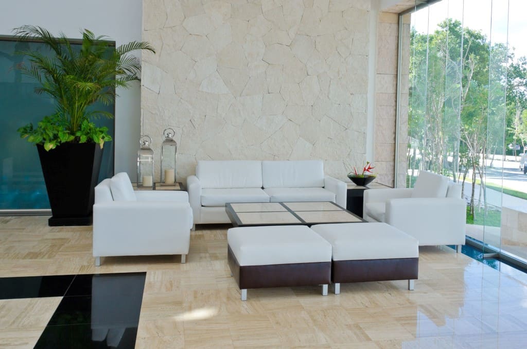 Ekoskóra „Boltaflex” – charakteryzuje się doskonałą odpornością na plamy, wysoką odpornością na ścieranie, wodoodpornością, niewrażliwością na starzenie i działanie promieni UV. Producent: Muraspec.