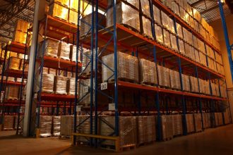 Polska awansowała na trzecie miejsce wśród eksporterów mebli na świecie. Na zdjęciu: wnętrze Centrum Magazynowego Logistic Szynaka.