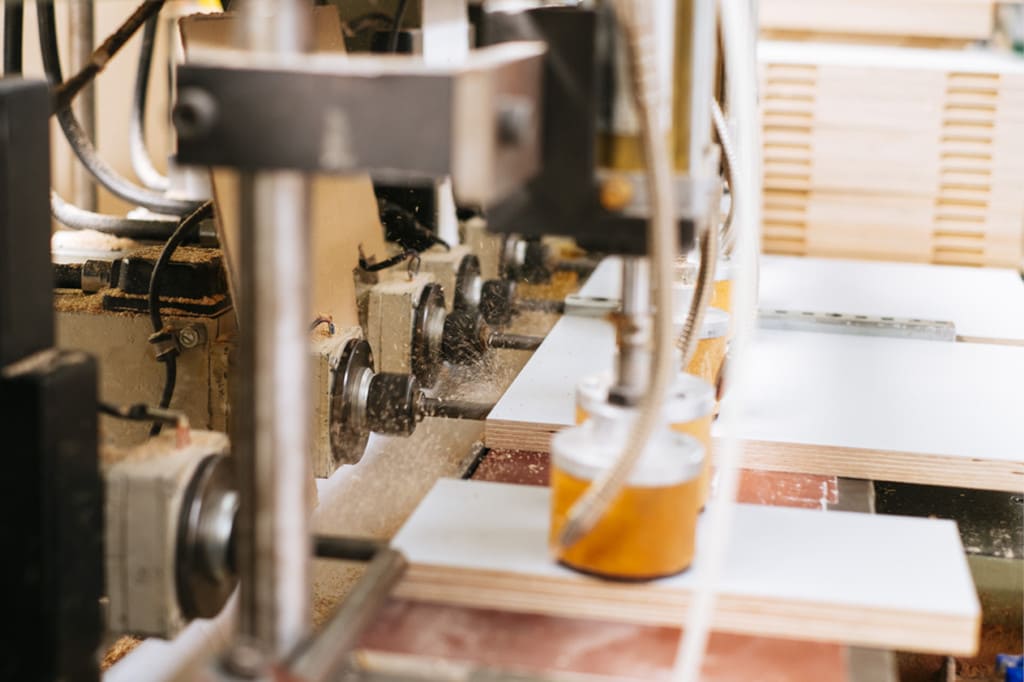Fabryka Tylko otrzymuje gotowe płyty ze sklejki o najwyższej możliwej jakości. Następnie obłożone są z obu stron warstwą ochronną z wysokiej jakości laminatu.