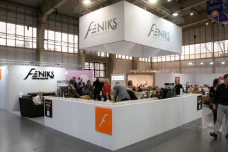 Stoisko firmy FENIKS na targach Meble Polska 2023 w Poznaniu - miesięcznik i portal informacyjny branży meblarskiej biznes.meble.pl
