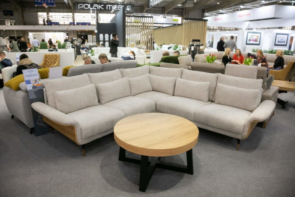 Stoisko firmy FENIKS na targach Meble Polska 2023 w Poznaniu, beżowy narożnik Ramona - miesięcznik i portal informacyjny branży meblarskiej biznes.meble.pl