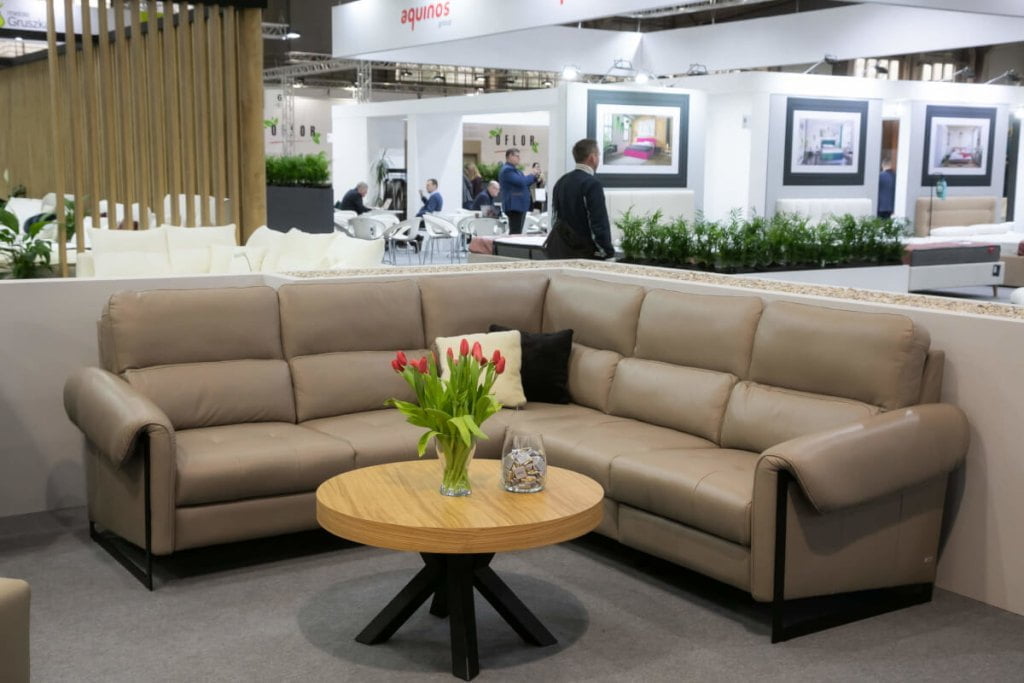 Stoisko firmy FENIKS na targach Meble Polska 2023 w Poznaniu brązowy narożnik - miesięcznik i portal informacyjny branży meblarskiej biznes.meble.pl