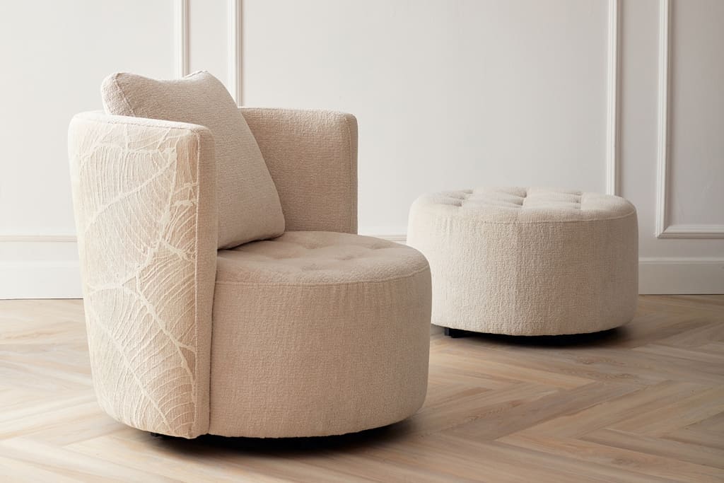 Fotel Love seat od Miloo Home to udany mariaż przeciwieństw. Geometria łączy się w nim ze wspaniałą miękkością, podkreśloną delikatnym pikowaniem siedziska.