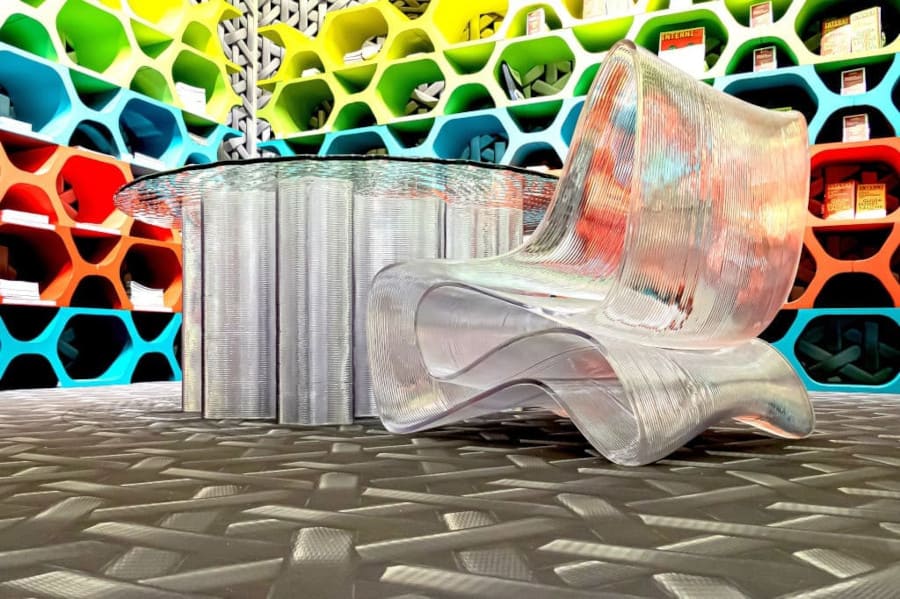 Półprzezroczysty fotel we wnętrzu wydawnictwa Interni podczas Fuori Salone we wrześniu roku 2021. Projekt Przemysław Mac Stopa. Fotel ten został wydrukowany w Polsce w technologii 3D we współpracy z firmą Wolf.