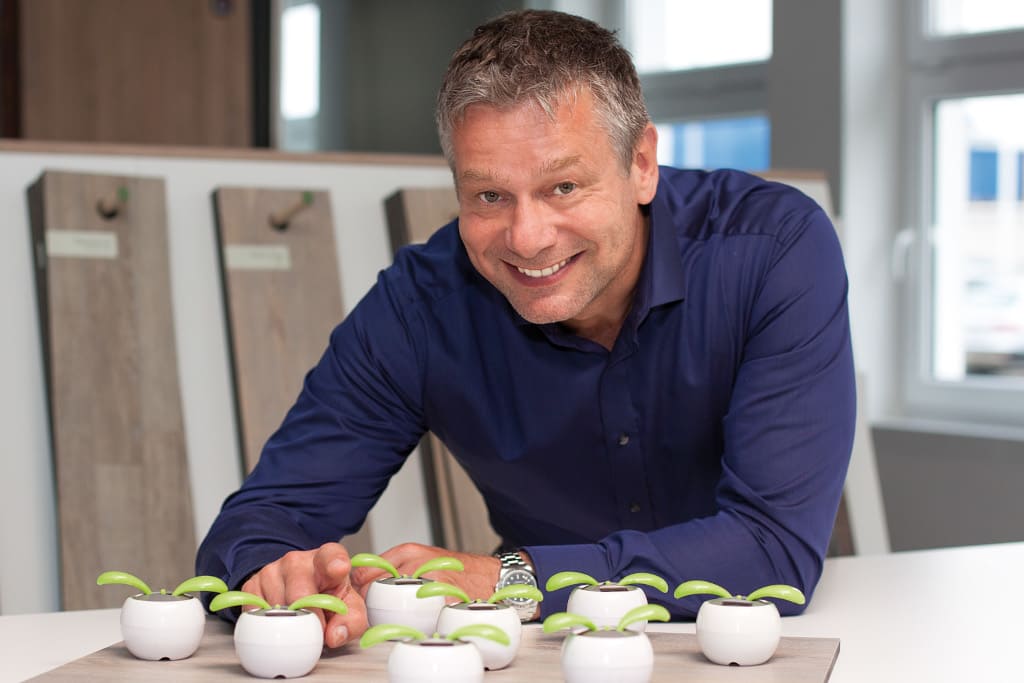 O ile w dekorach ceni spokój, w życiu nie lubi monotonii.