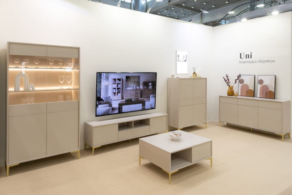 Gała Meble - meble pokojowe Uni na stoisku, na targach Meble Polska 2024 w Poznaniu